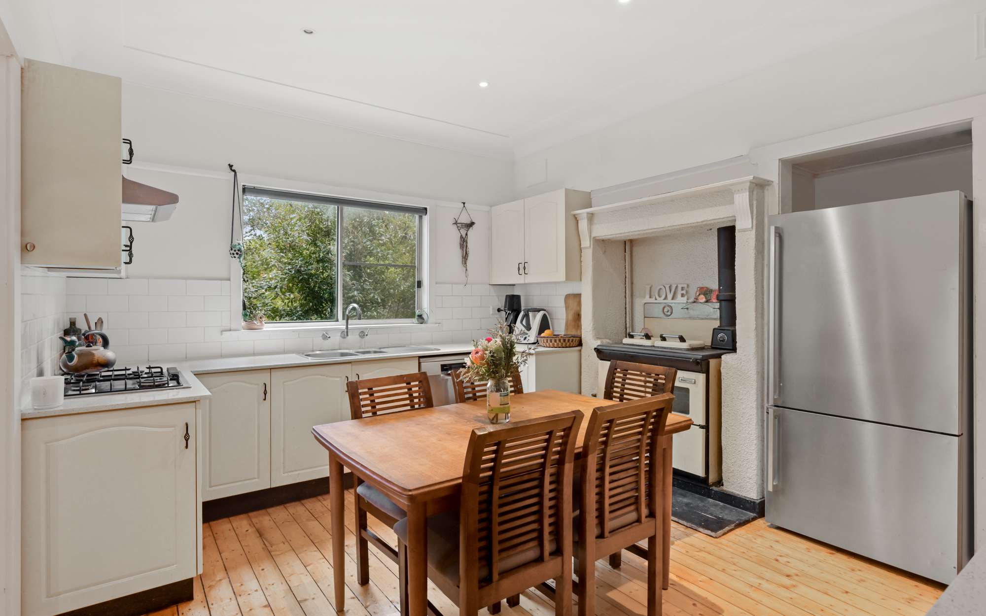 31 Genevieve Road, Bullaburra, NSW 2784 AUS