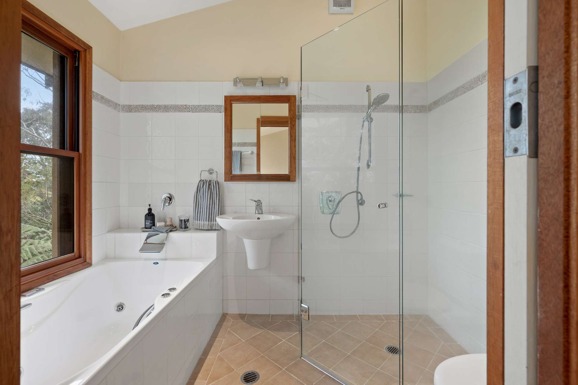 83 Genevieve Road, Bullaburra, NSW 2784 AUS