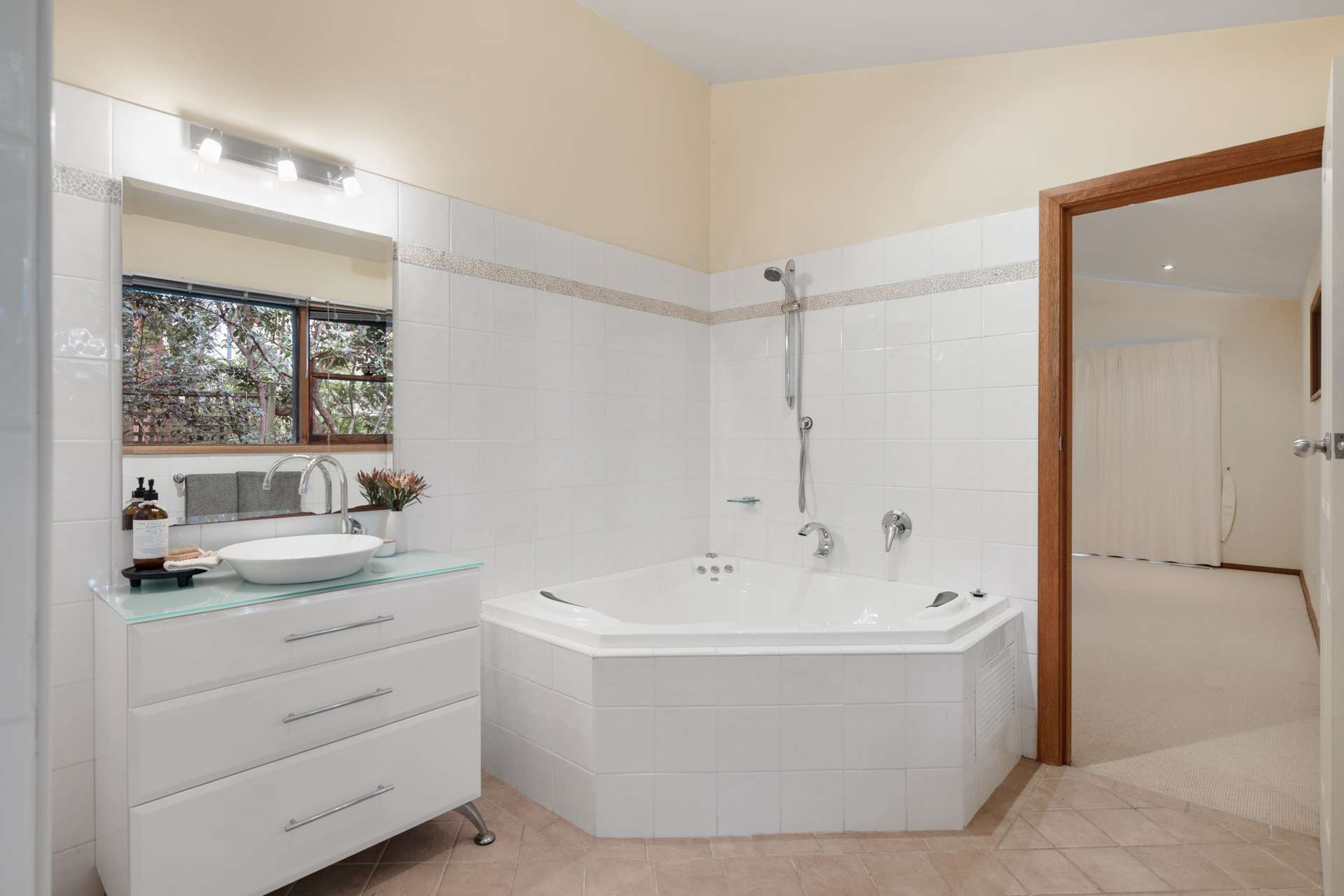 83 Genevieve Road, Bullaburra, NSW 2784 AUS