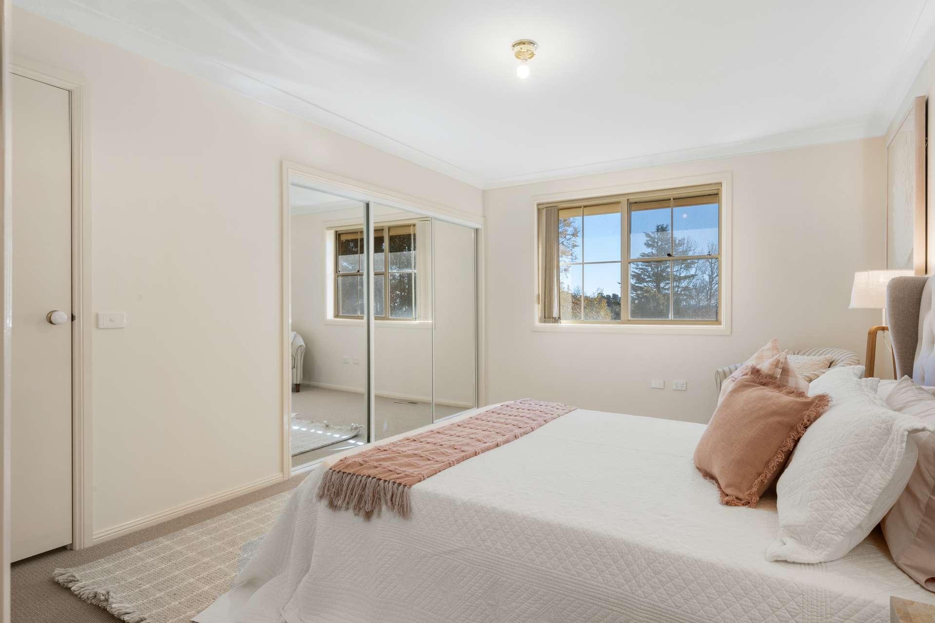 2/7 Fitzstubbs Avenue, Wentworth Falls, NSW 2782 AUS