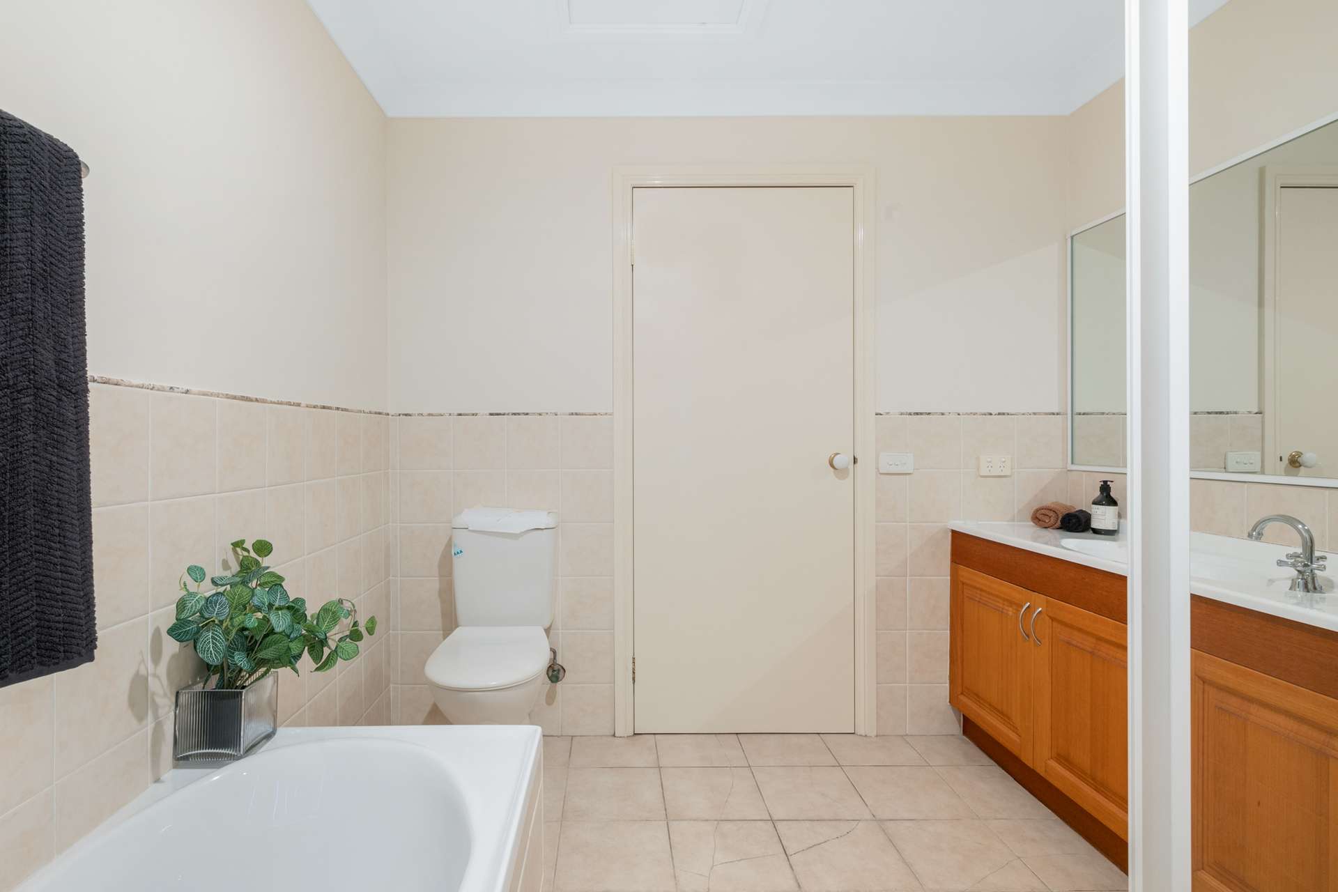 2/7 Fitzstubbs Avenue, Wentworth Falls, NSW 2782 AUS