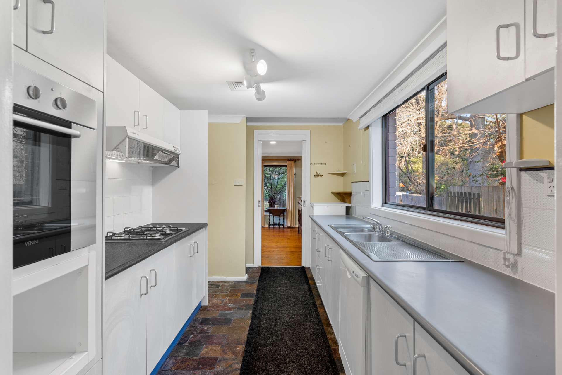 6 Sunnyside Avenue, Wentworth Falls, NSW 2782 AUS