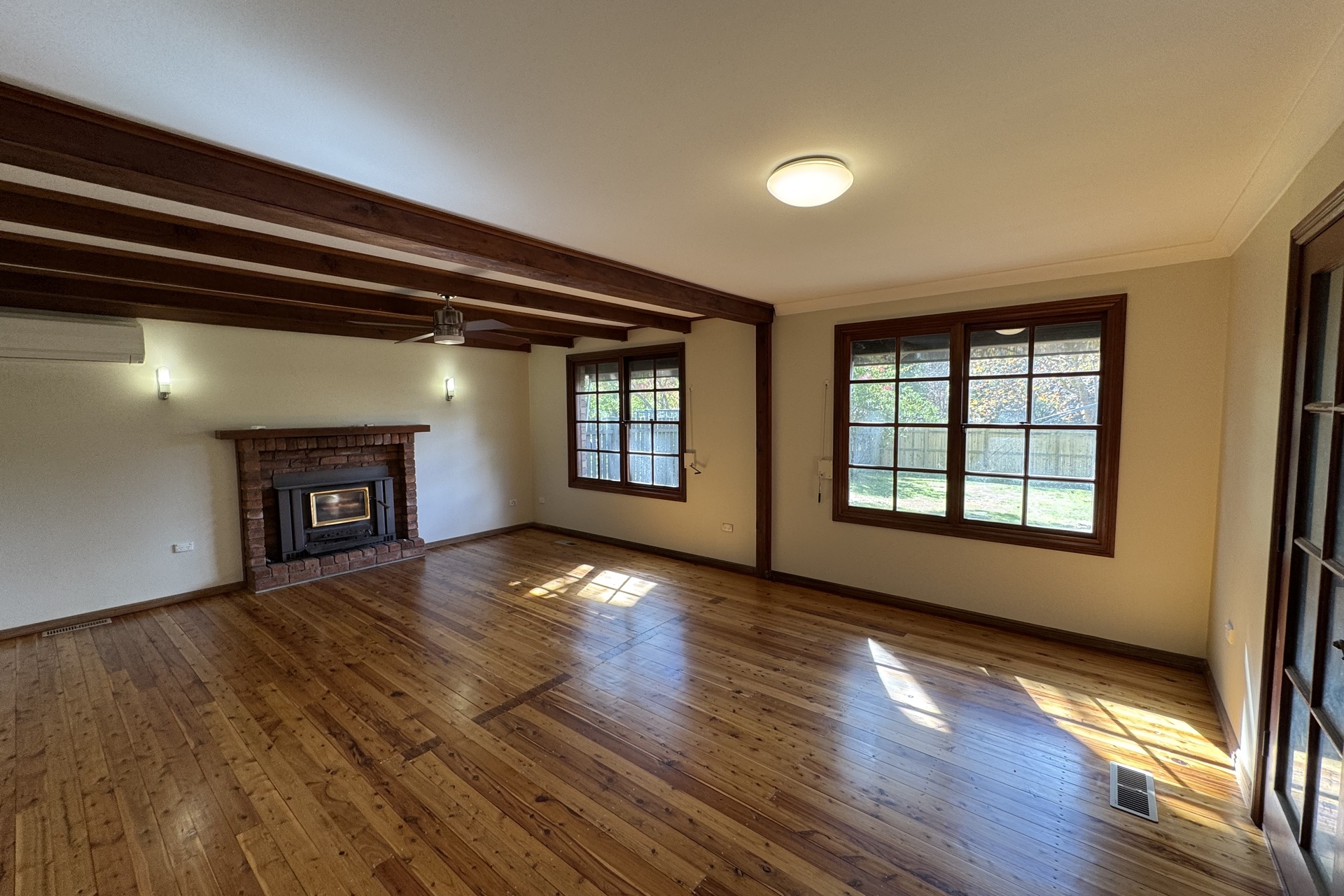 27 Pine Avenue, Wentworth Falls, NSW 2782 AUS